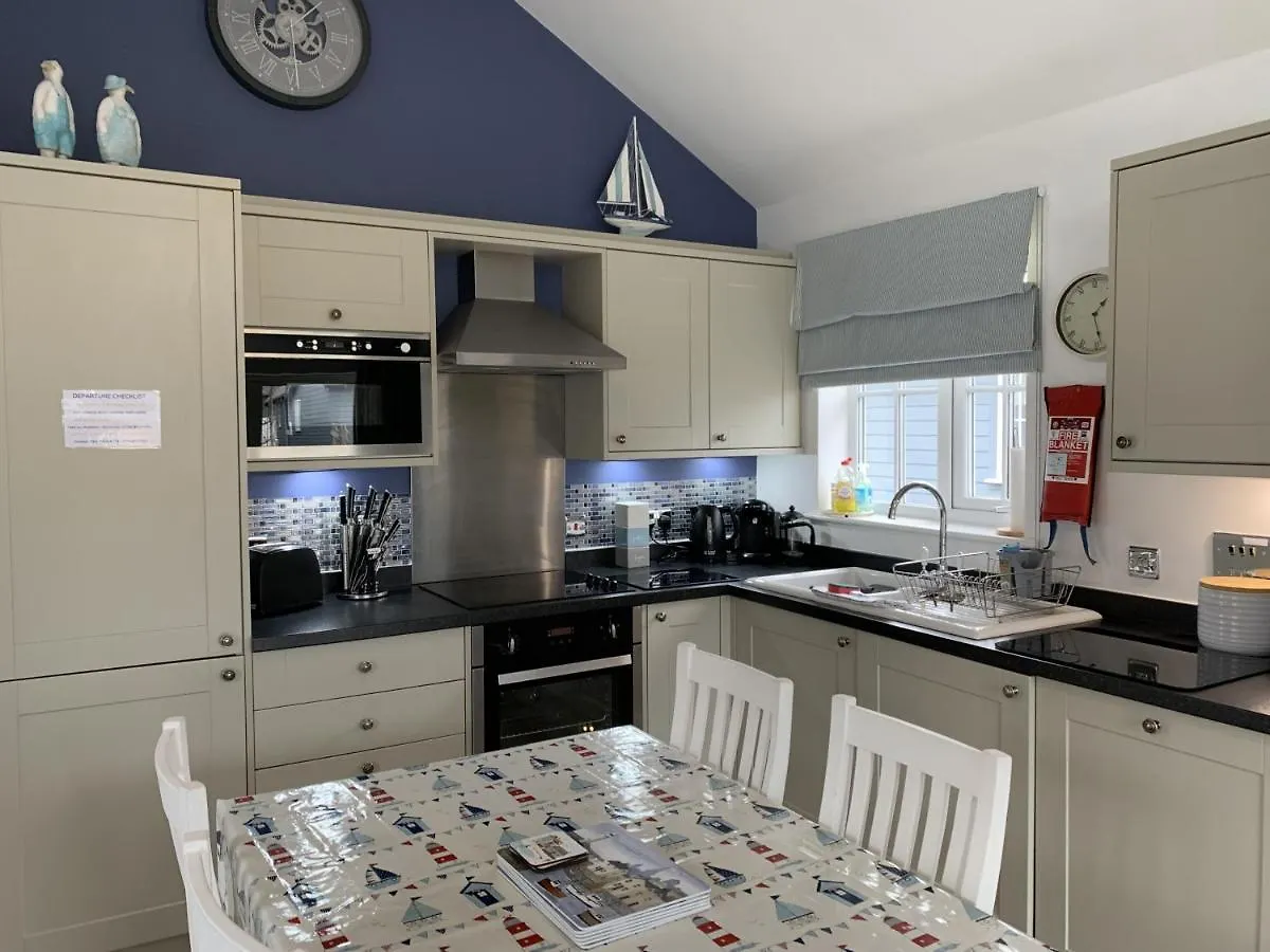 Sea Urchins Beach House At The Bay Filey, Sleeps 4-5, 2 Dogs Welcome For Free Too 0*, Filey