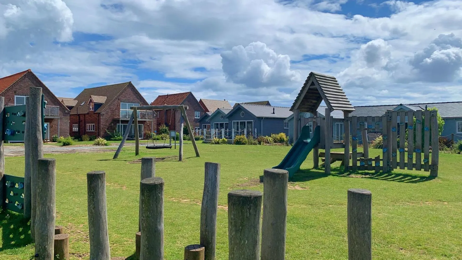 Sea Urchins Beach House At The Bay Filey, Sleeps 4-5, 2 Dogs Welcome For Free Too 0*, Filey